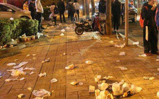 地?cái)偨?jīng)濟(jì)催生人間煙火后，垃圾怎么處理